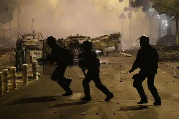 Франция ври и кипи. Трета нощ безредици