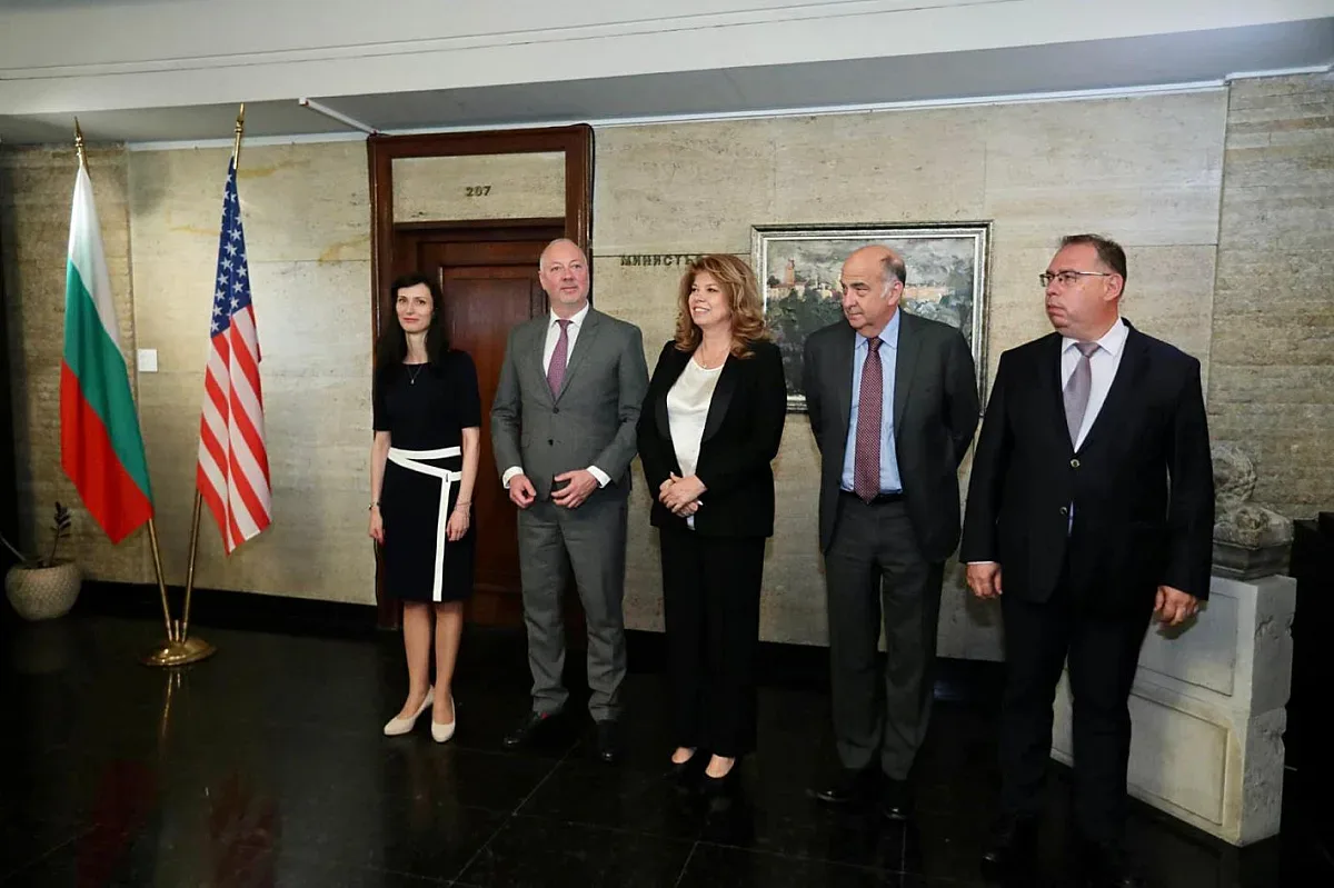Мария Габриел отбелязва с изложба българо-американски юбилей