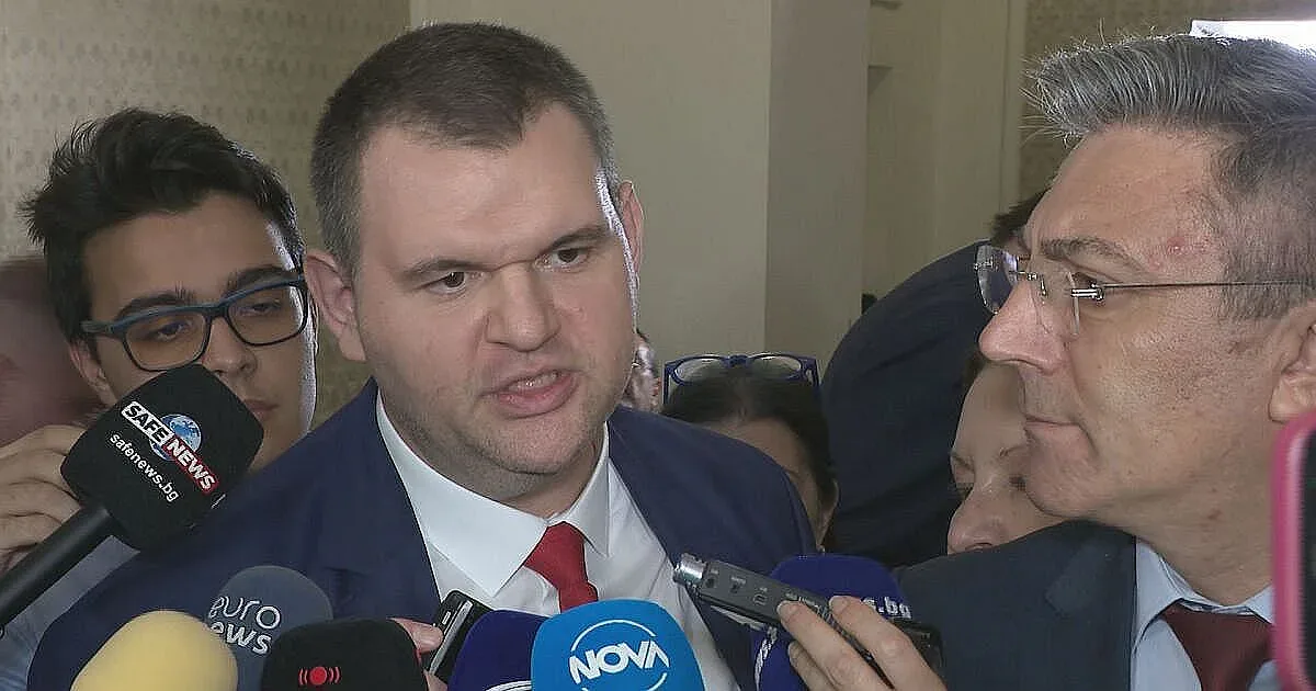 Конституцията и партиите: битка за държавността