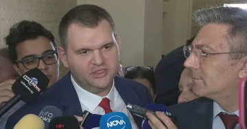 Конституцията и партиите: битка за държавността