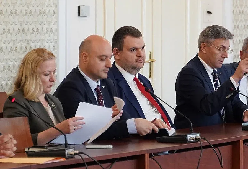 ПП-ДБ, ГЕРБ и ДПС обсъждат конституционни промени, затвориха вратите