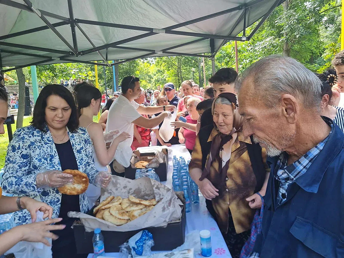 Над 2 000 мекици бяха раздадени в Момчилград в деня Арифе