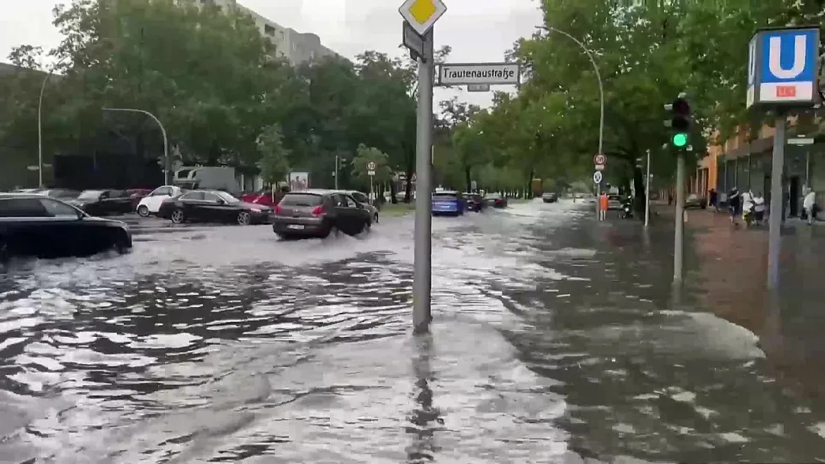 И в Берлин се борят с бурите. Улиците се превърнаха в реки
