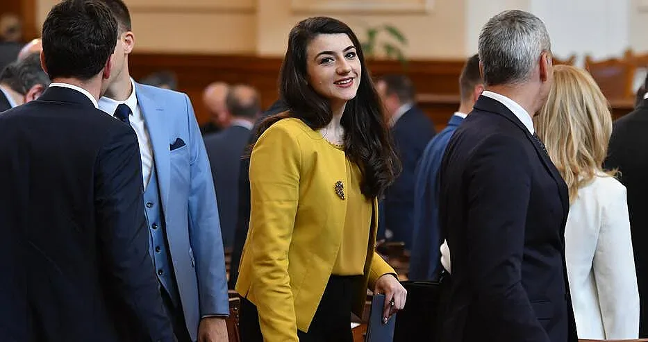 Истина ли е?Каква работа започва Лена