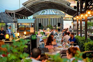 Младежи от Киргизстан сервират на Слънчака