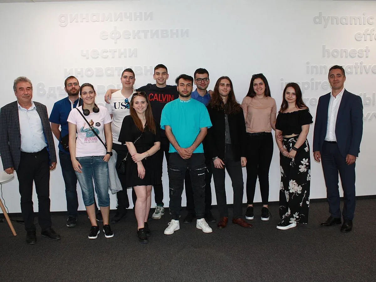 17 студенти завършиха „Vivacom Техническа академия“ 2023