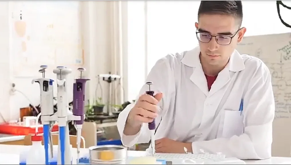 Петър Жотев, най-добрият български ученик по биология и втори в света, организира дарителска кампания