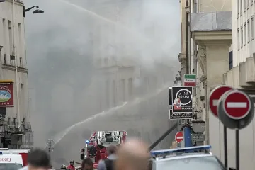 Паника в Париж! Сгради горят, седем души в критично състояние