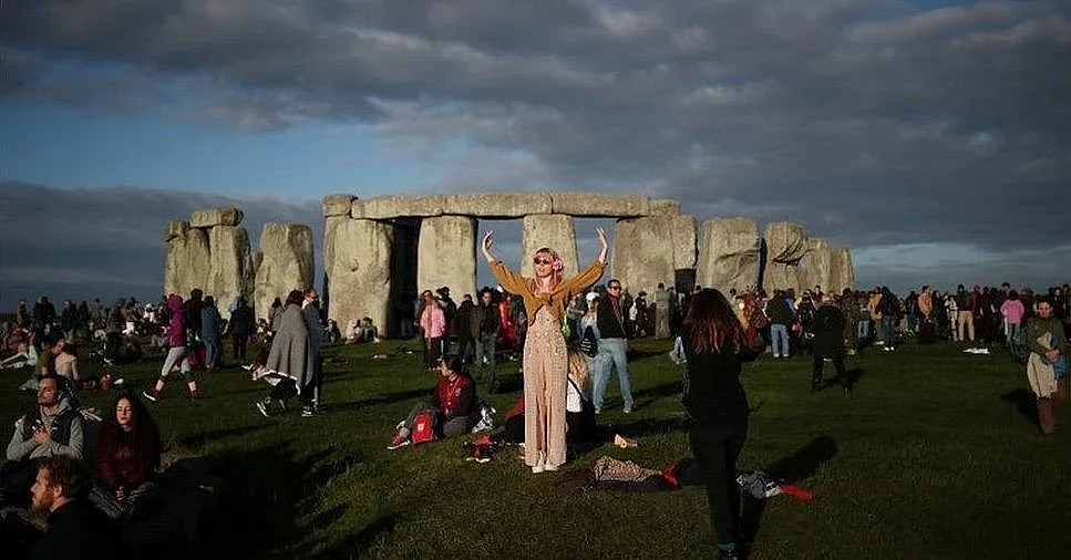 Хора от цял свят посрещнаха лятото на най-загадъчното място