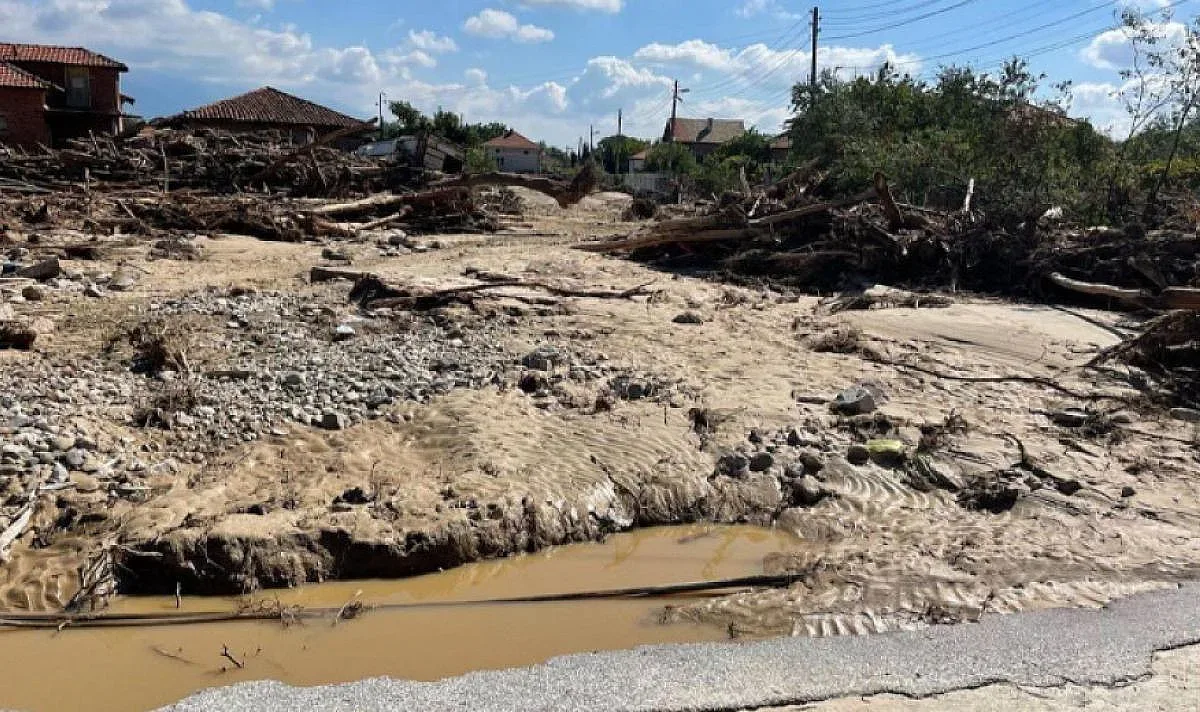 Филм на ужасите! Потопът отнесе гробове в село