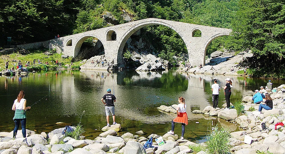 За майстори и каръци: Риболовен фест под Дяволския мост