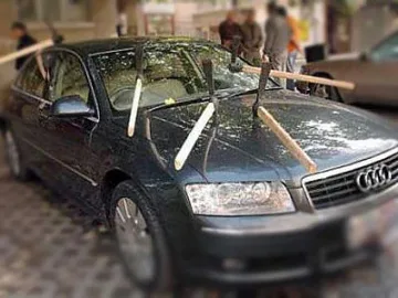 Без да искат апаши стовариха кирки над грешен автомобил