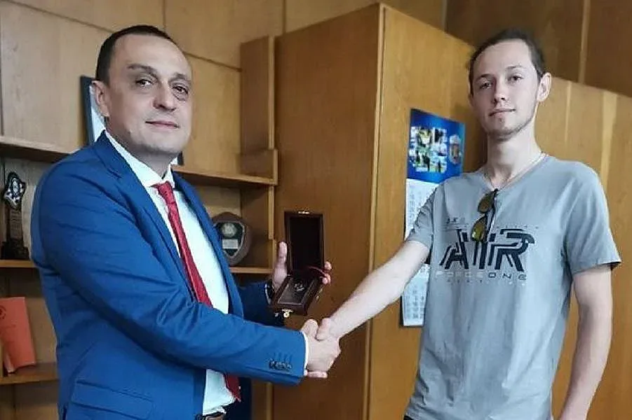 Момчета върнаха намерена чанта с пари и документи. Как ги възнаградиха