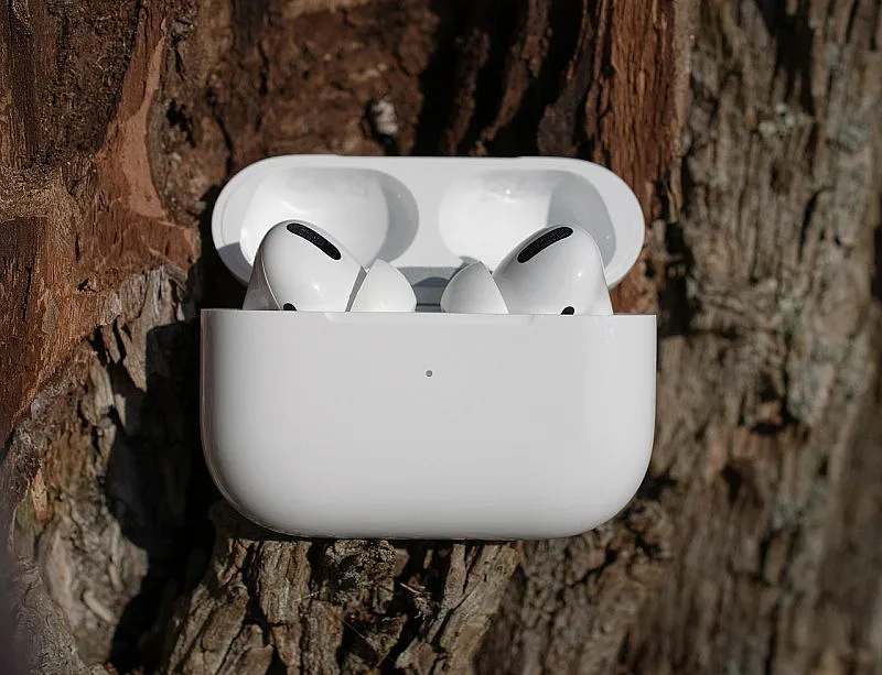 Слушалките AirPods стават по-умни и сами ще решават какви звуци да пропускат до ухото