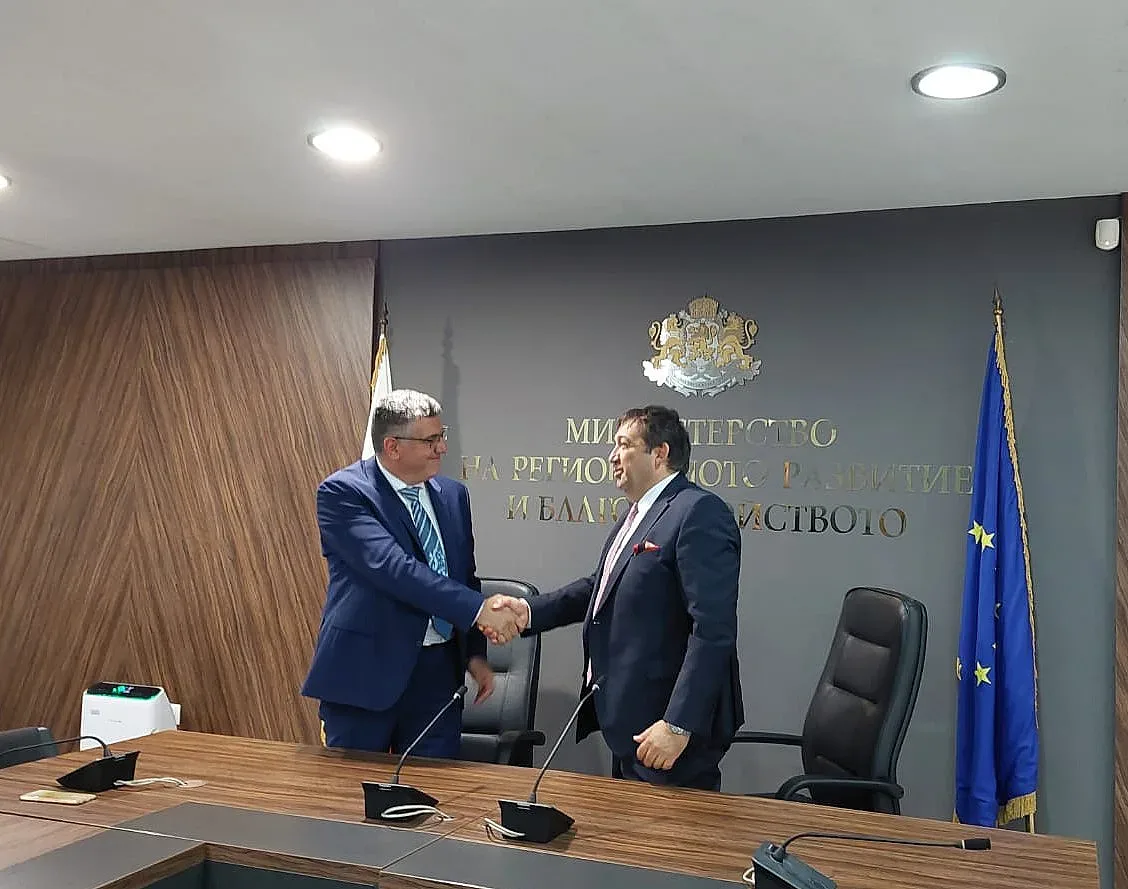 Особен дар за строителния министър. Най-важната карта