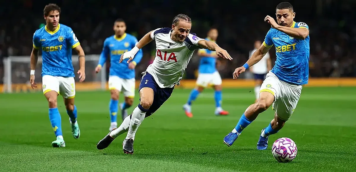 Тотнъм едва се измъкна при сблъсък с опашкар във Висшата лига