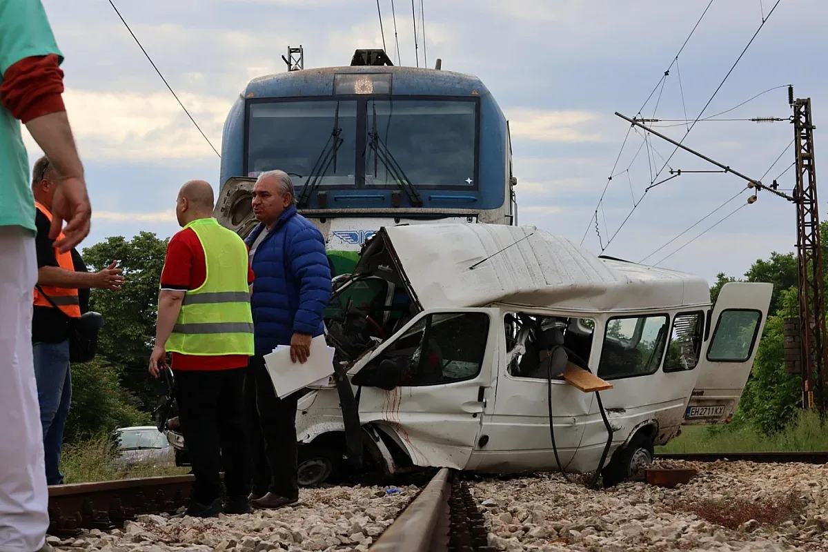 Ужас на жп прелез край Плевен! Двама загинали