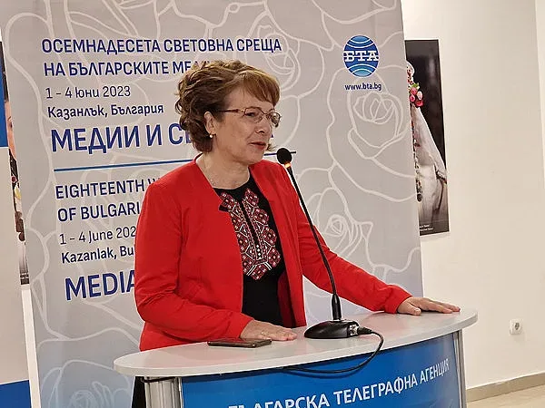 Кметът Галина Стоянова приветства участниците в осемнадесетата световна среща на българските медии в Казанлък