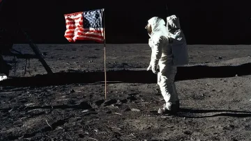 56 години от кацането на Луната. Какво казват конспиративните теории?