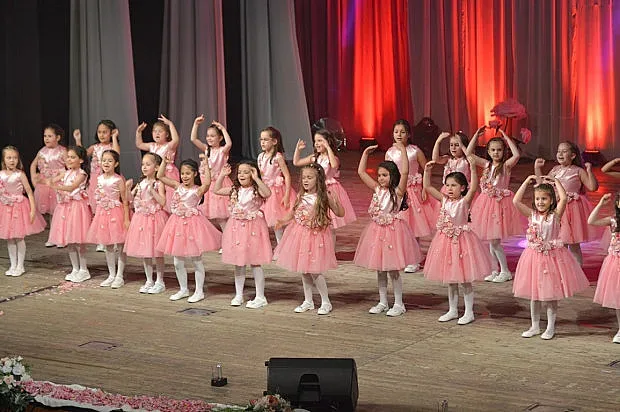 Приказка за феи разказаха малките принцеси на розата