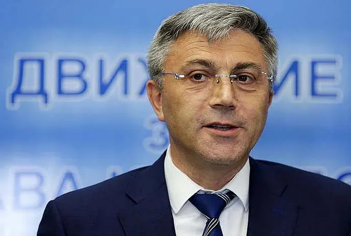 Ключова среща в парламента. Какво си казаха ДПС, ПП и ГЕРБ?
