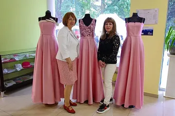 Новите рокли на Царица Роза и нейните подгласнички, изработени от топ дизайнера Жени Живкова