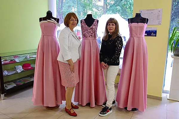 Новите рокли на Царица Роза и нейните подгласнички, изработени от топ дизайнера Жени Живкова