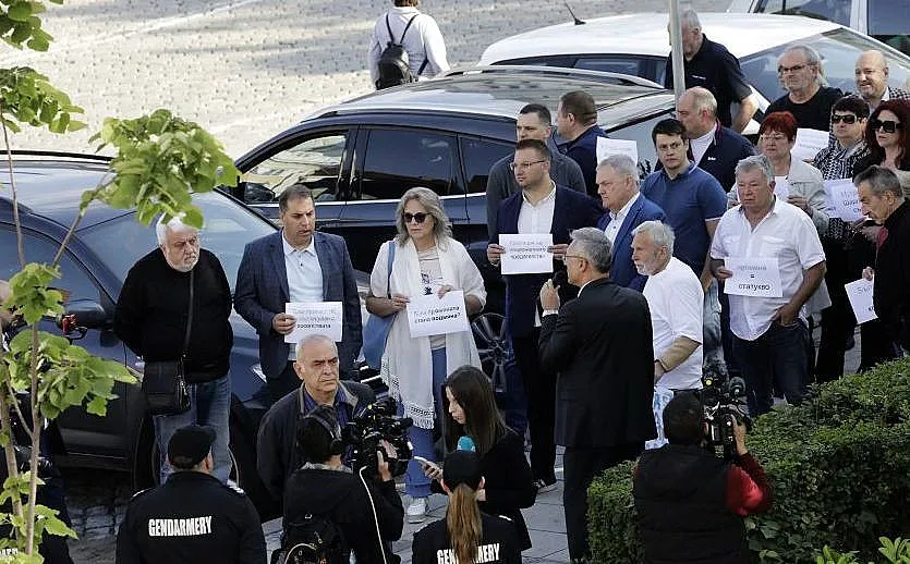 Левицата изкара активисти на протест пред парламента