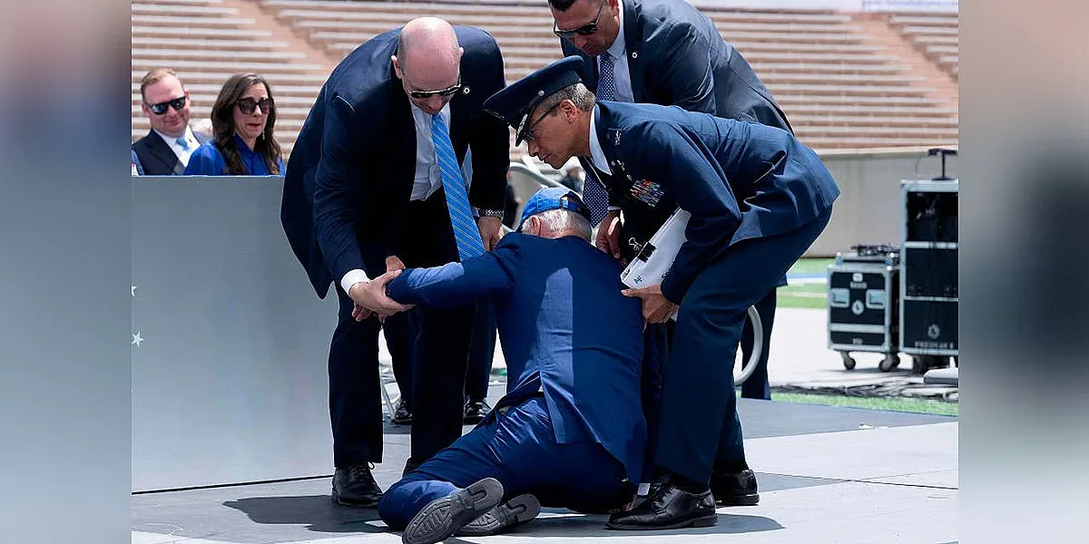 Байдън шокира публиката с плонж на сцената в Колорадо