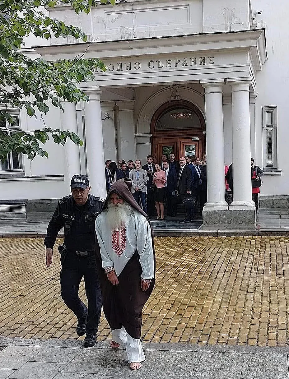 Снимката обиколила мрежата. Кой е човекът под дъжда пред парламента