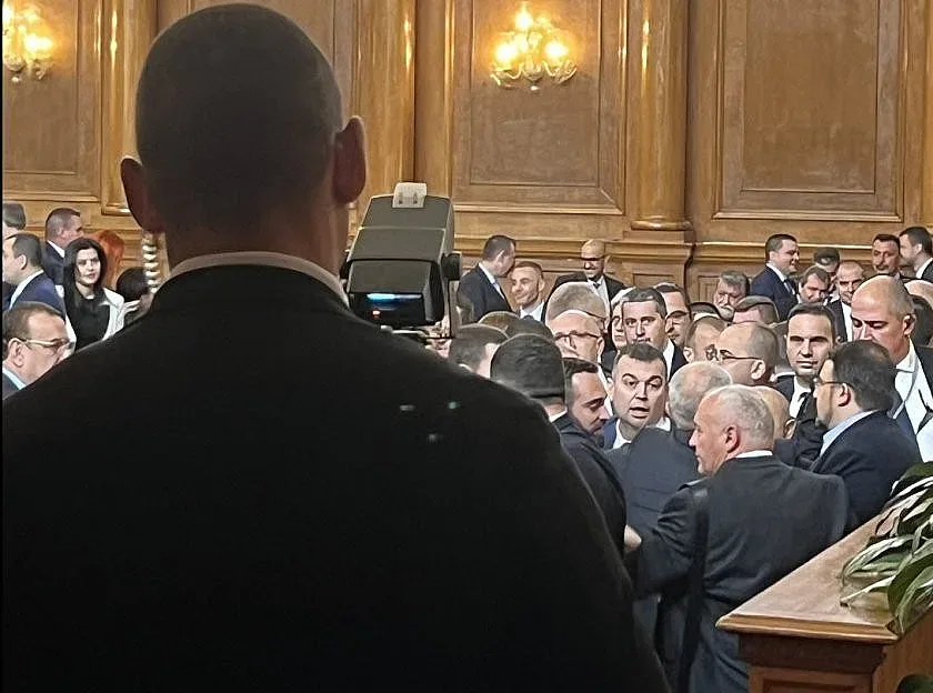 Високо напрежение! Юмруци в парламента (СНИМКИ)