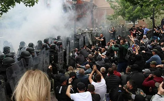 Ранени са военни на НАТО в сблъсъци в Косово