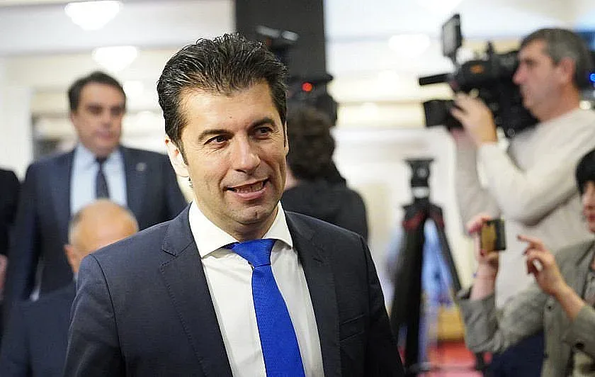 Кирил Петков слезе от таксито и побърка цял квартал!