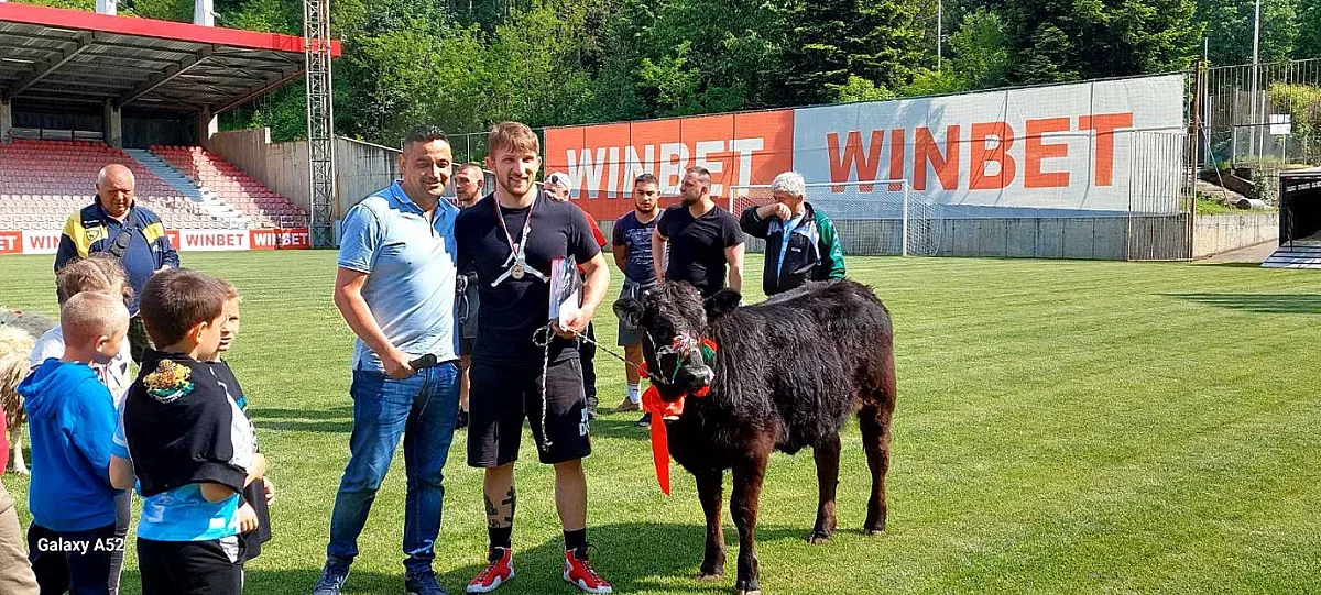 Народни борби в Етрополе събраха деца, шампиони и медалисти