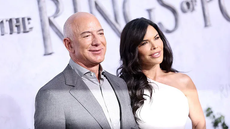 Безос прати годеницата си на най-странното място (ВИДЕО)