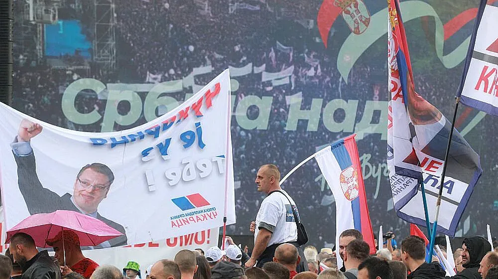 Македонци подкрепиха Вучич на голям митинг в Белград