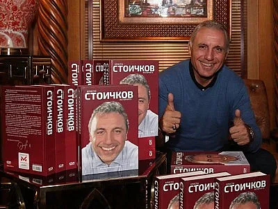Легендата на футбола Христо Стоичков в Бургас. Представя книгата си