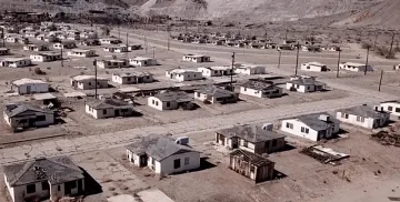 Богаташ купи призрачен град и подлуди Холивуд