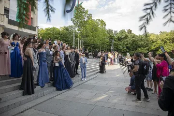 Над 600 абитуриенти оцветиха площада пред Община Стара Загора на 24 май