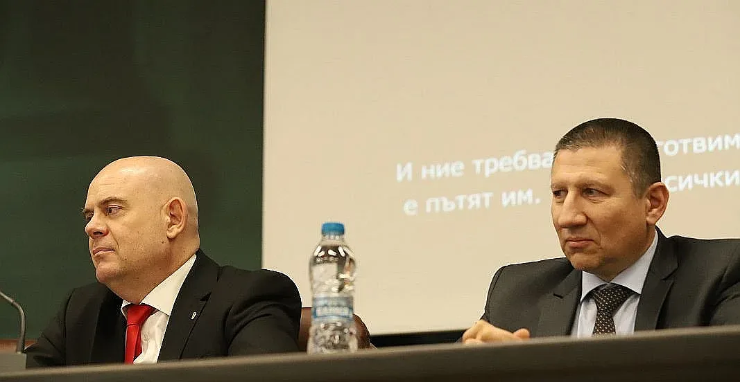 Борислав Сарафов прати писмо. Атакува Гешев чрез заместничка