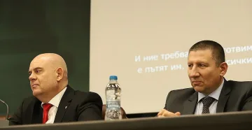 Борислав Сарафов прати писмо. Атакува Гешев чрез заместничка