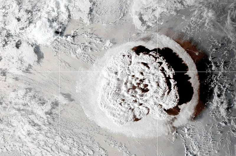 Миналогодишното мощно изригване на вулкан край островите Тонга създало плазмени мехури в йоносферата