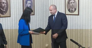 Мария Габриел върна празна папка на Румен Радев