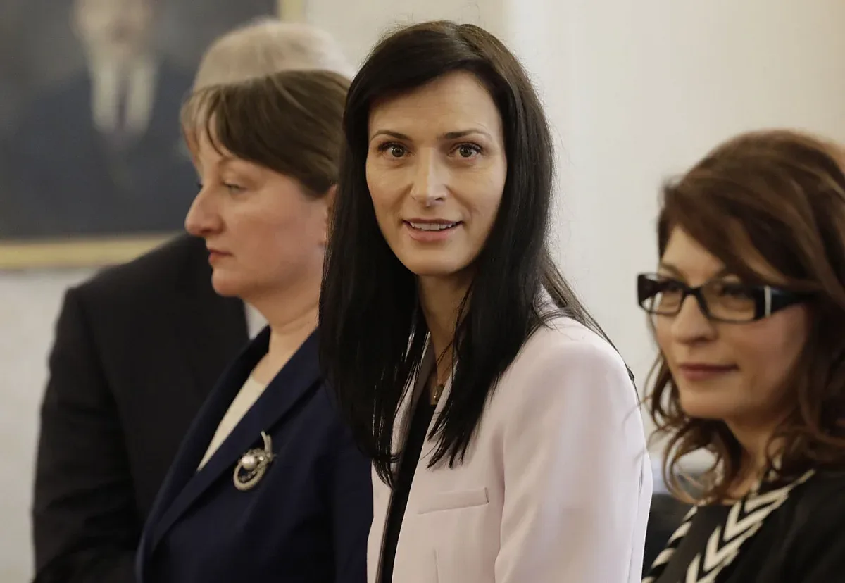 Мария Габриел готова с министрите, какво чака