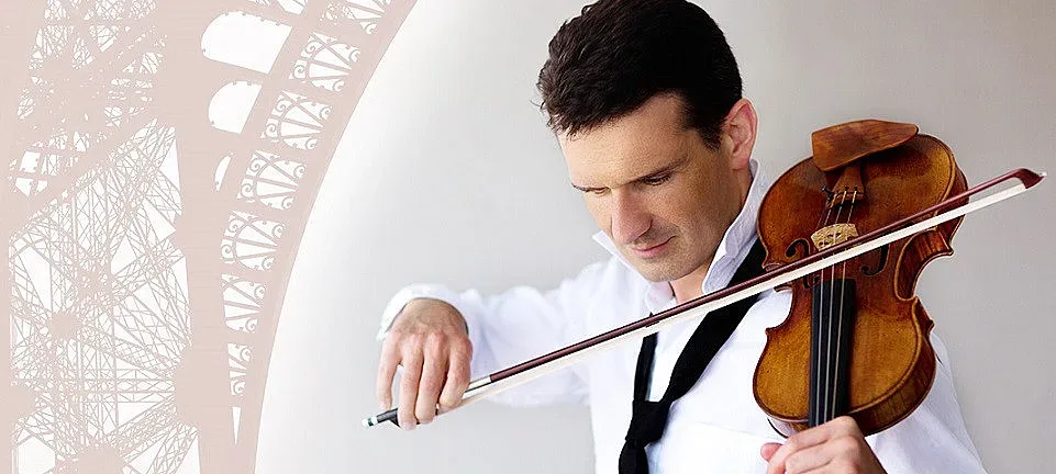 Светлин Русев опъва лъка на Айфеловата кула