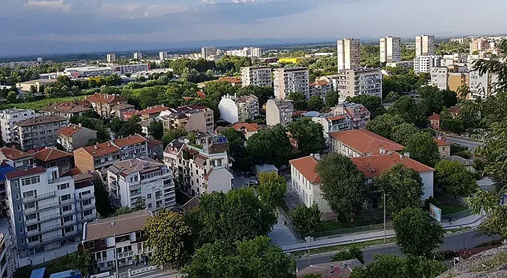 Собственикът плаща сметки за входа и без да живее там