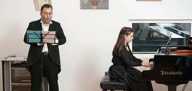 Фондация даде стипендии на двама млади пианисти