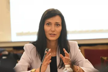 Мария Габриел издирва министри навръх рождения си ден