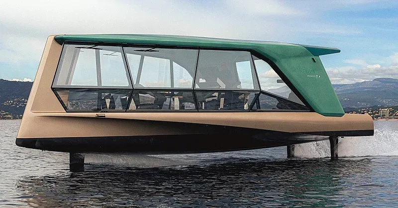 BMW представи THE ICON - 13-метрова електрическа лодка на подводни криле