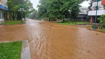 Става страшно: улици и къщи под вода